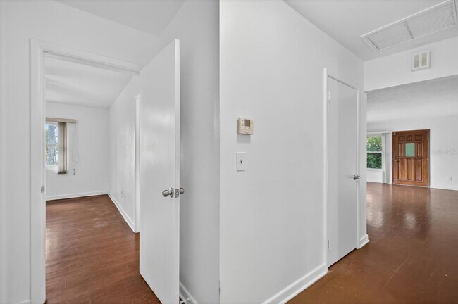 Building Photo - 215 Edgewater Dr