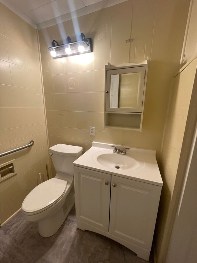 Building Photo - Renovated 3 bed 1 bath with River views fr...