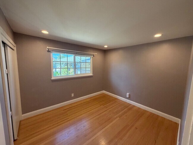 Building Photo - 9152 Condesa Dr