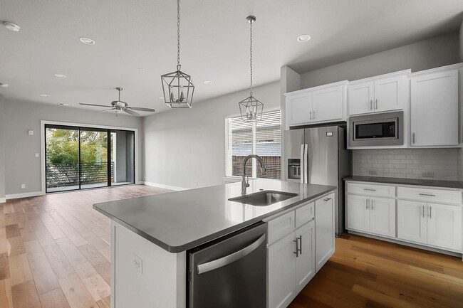 Building Photo - Stunning 3 Bedroom 3.5 Bathroom Townhome i...