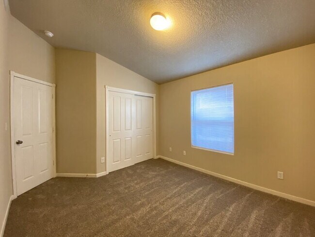 Building Photo - Spacious- 2 Living Rm/3BR/2Bath in Cabezon