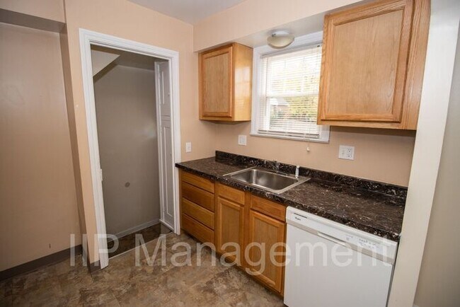 Building Photo - Beautiful 3 Bedroom house in South Euclid!