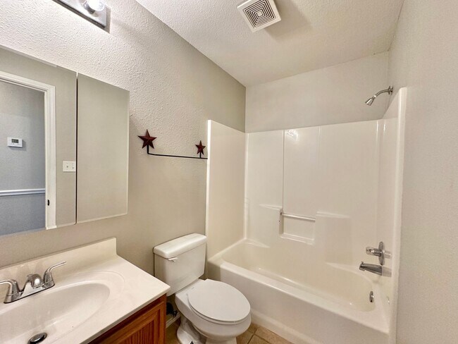 Building Photo - Discover the charm of this 3 bed 2 bath ex...