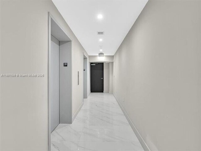 Building Photo - 700 NE 24th St