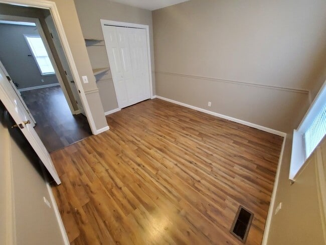 Building Photo - Spacious 3BR/2.5BA Townhouse in The Maples...