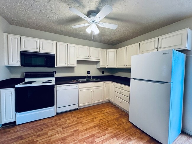 Building Photo - Comfort and Convenience