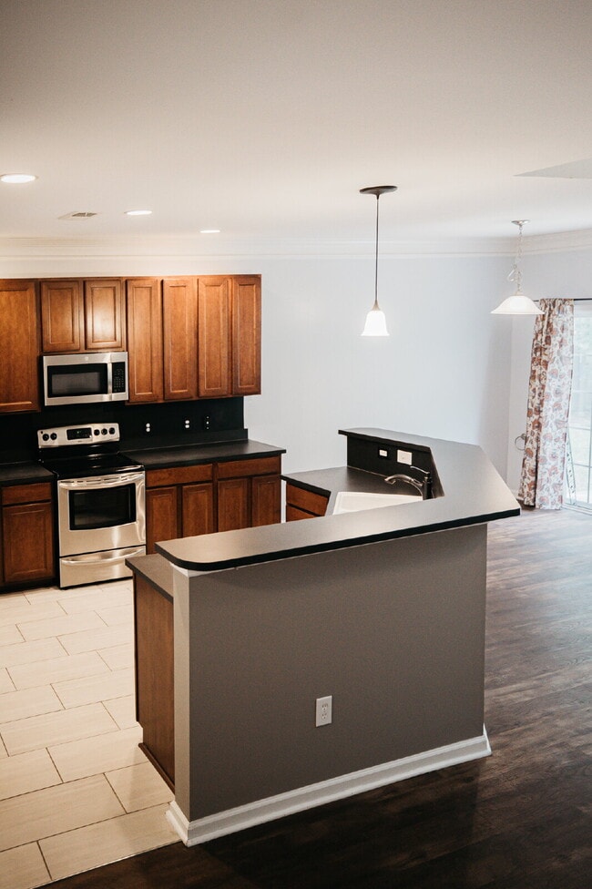 Building Photo - 4 Bed/2.5 Bath/Primary downstairs