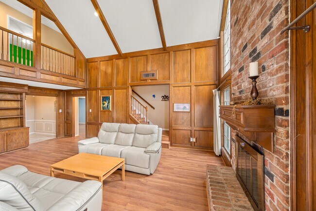 Building Photo - 18107 Shadow Valley Dr