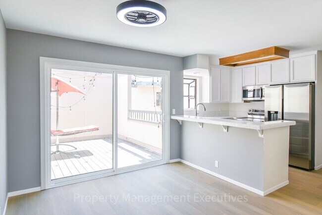 Building Photo - Renovated 2 Bedroom, 2.5 Bath Townhome