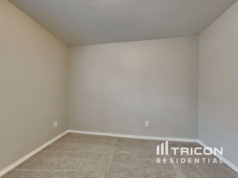 Building Photo - 221 Dylan Dr