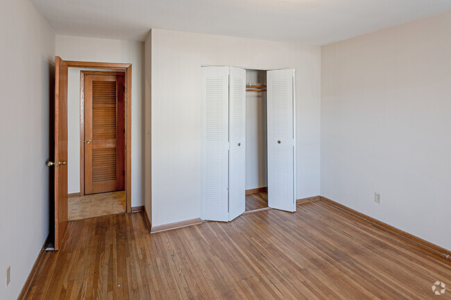 1BR, 1BA - 700 SF - Como Court