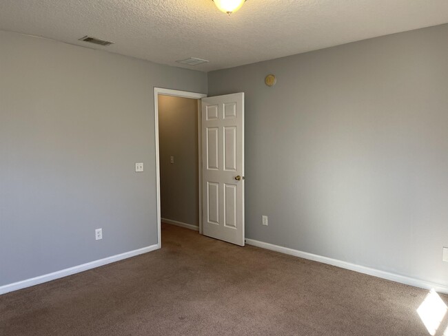 Building Photo - 4734 Playpen Dr