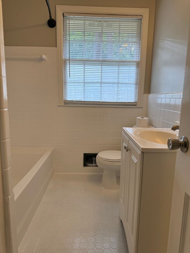 Building Photo - 2323 Tanglewood Cir NE