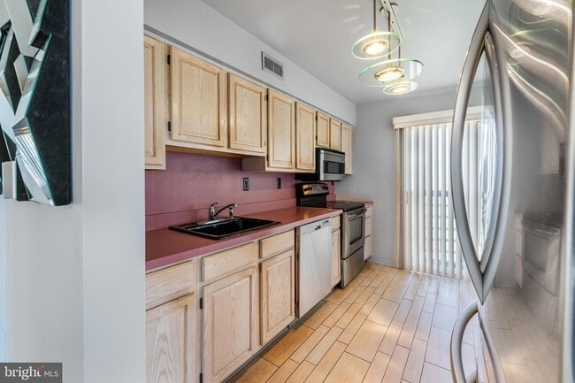 Building Photo - 5213 Le Parc Dr