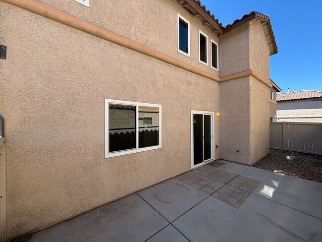 Building Photo - Beautiful 5Bed/2.5Bath/2Car home located near Seven Hills