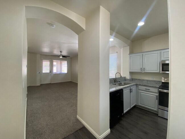 Building Photo - REMODELED TOWNHOME AVAILABLE FOR RENT