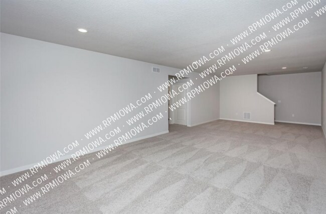 Building Photo - 755 Linden St