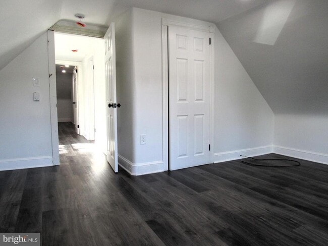 Building Photo - 704 Oak Ln