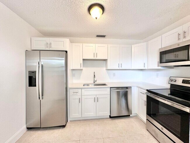 Building Photo - 906 Foresteria Dr