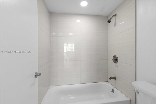 Building Photo - 1300 NE Miami Gardens Dr