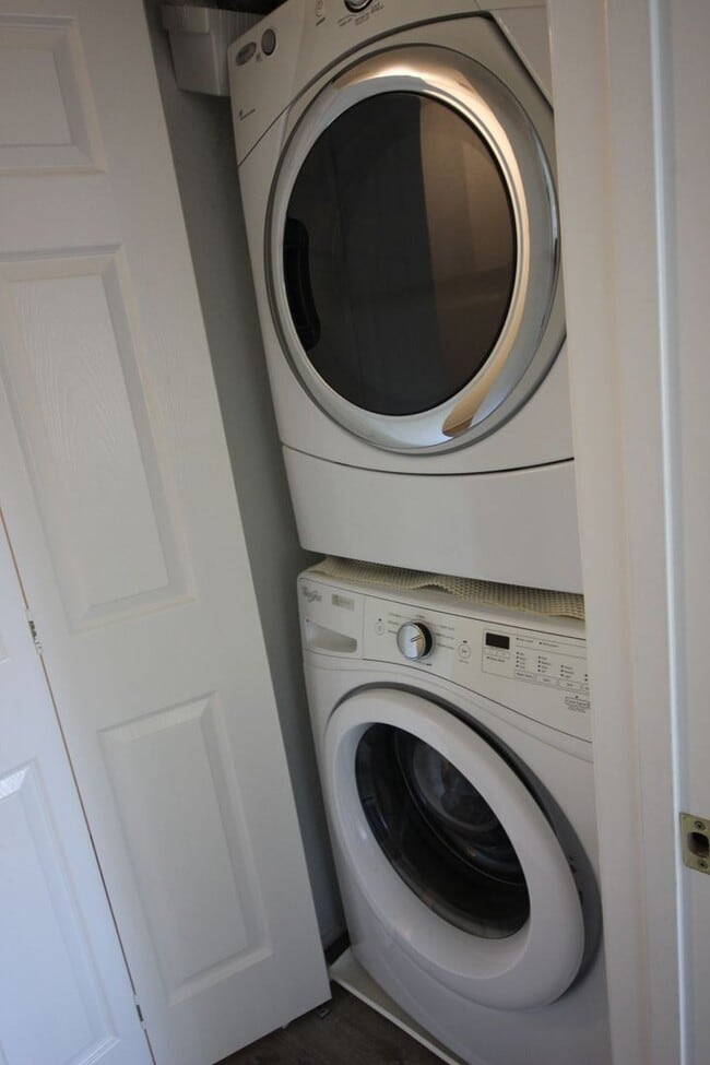 Building Photo - 2 Bedroom Townhome for Rent