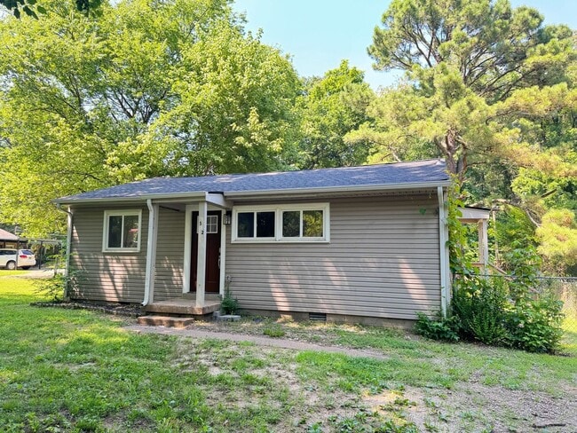 Building Photo - Great Home Conveniently Located! 3 Bed 1 B...