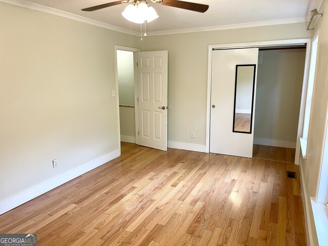 Building Photo - 696 Redland Dr