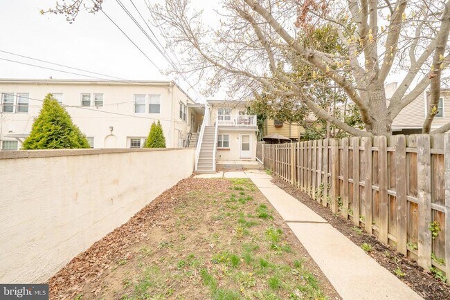 Building Photo - 340 W Gay St