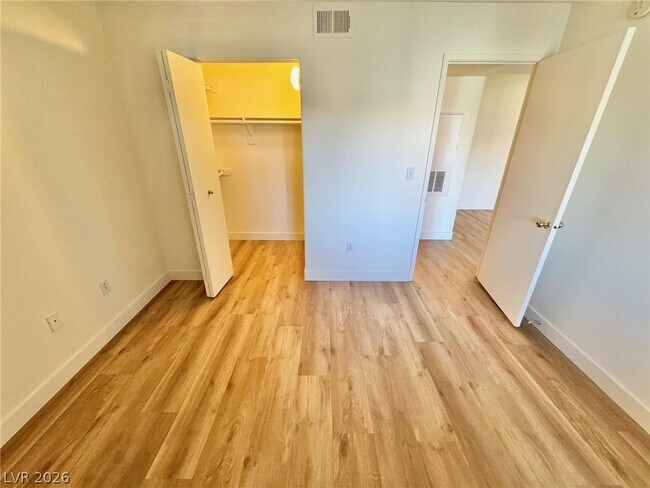 Building Photo - 950 Seven Hills Dr