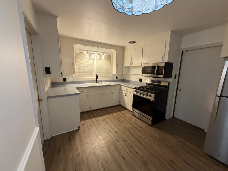 Building Photo - 161 Blades St