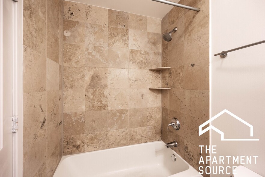 Building Photo - 628 W Wrightwood Ave