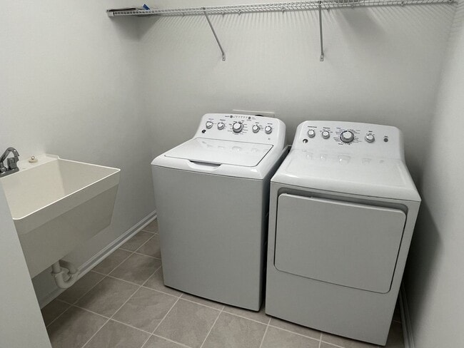 Building Photo - Large, Newer 4 Bedroom + Office and Loft i...