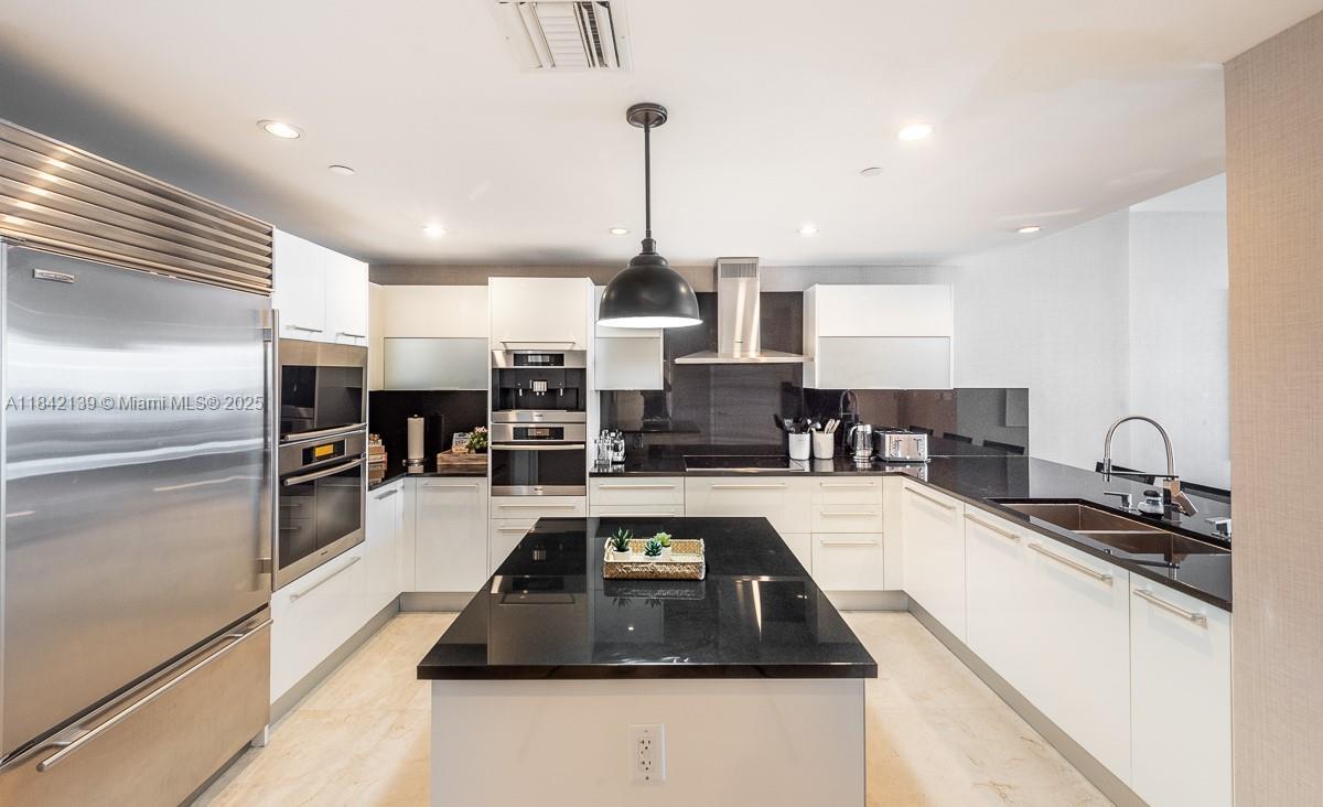 Building Photo - 17121 Collins Ave