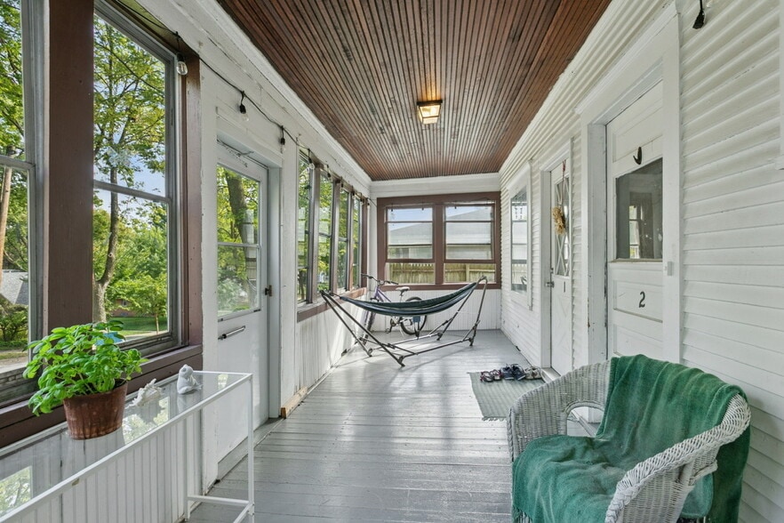 Unit 1 & 2 Shared Front Porch - 3242 Hayes St NE