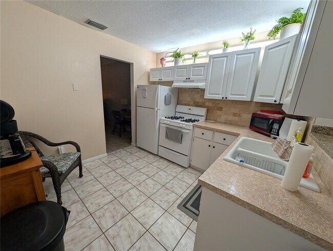 Building Photo - 9911 Dahlia St