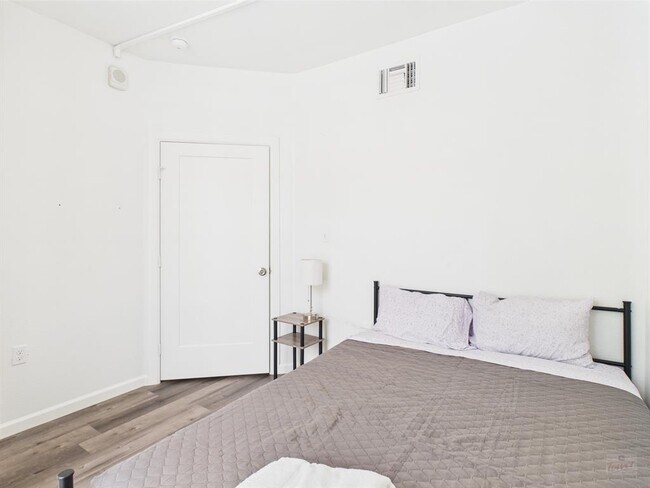 Building Photo - 911 W 22nd St