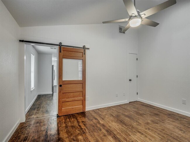 Building Photo - 131 W Acres St