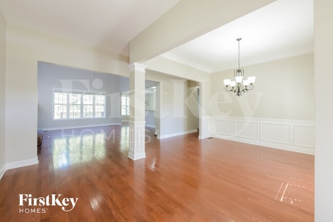 Building Photo - 6231 Cove Creek Dr