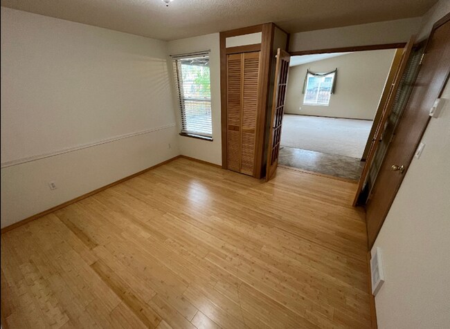 Building Photo - Spacious Westside 3-Bdrm + office & fenced yard!