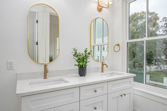 Building Photo - 302 W 38th St