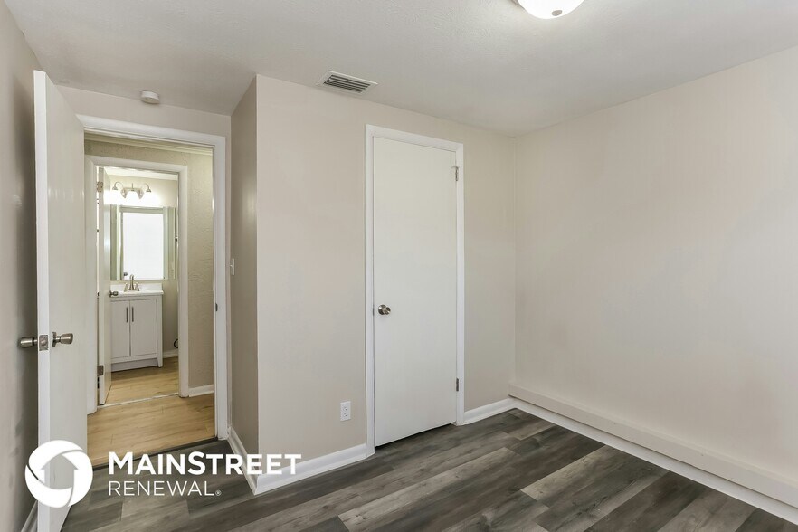 Building Photo - 303 Renne Dr N