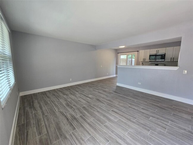 Building Photo - 2504 Manor Cir