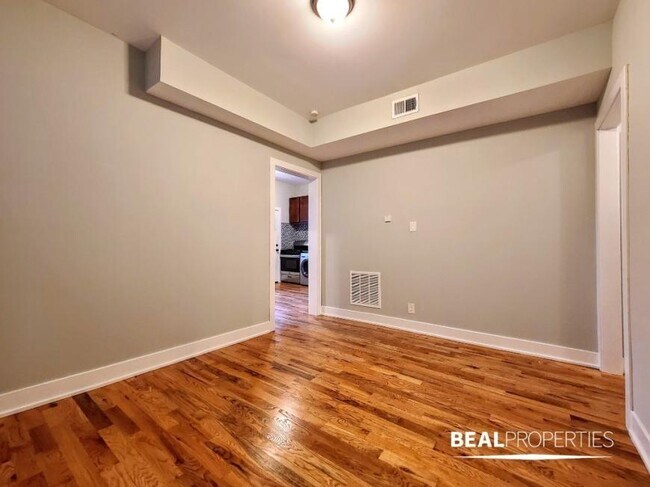 Building Photo - 3 bedroom in CHICAGO IL 60657