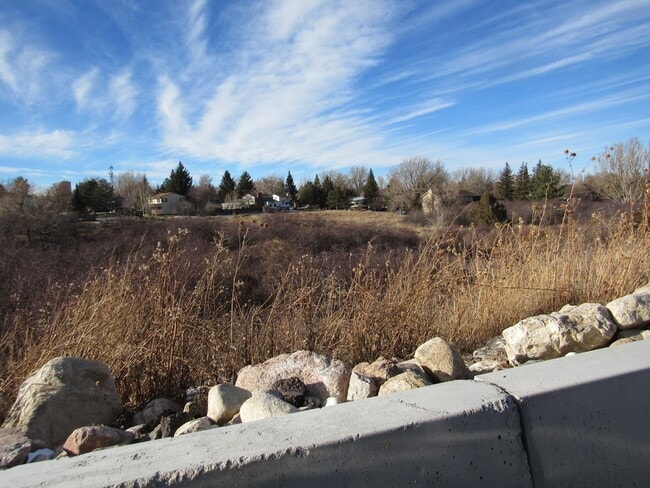 Building Photo - Nearly New 2bd/1ba Apartment w/washer/dryer included!