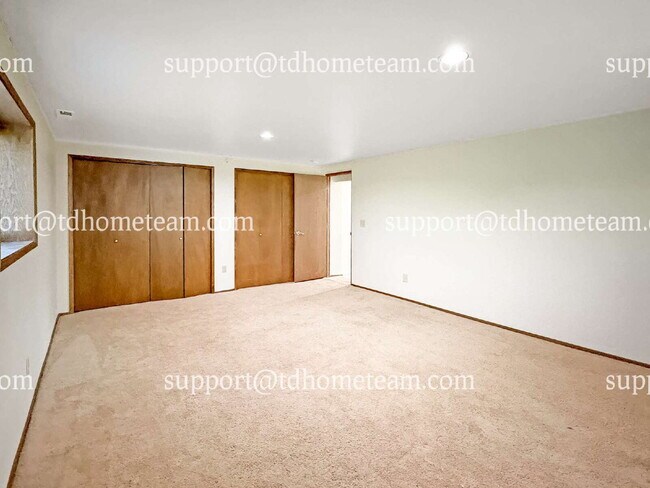 Building Photo - "Charming 3-Bed Retreat with Spacious Inte...