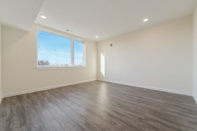 Building Photo - 4276 Parkside Ave