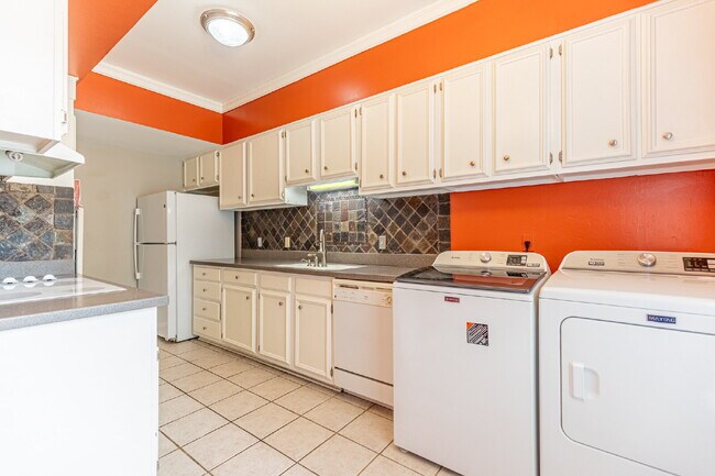 Building Photo - 3678 Hidden Dr