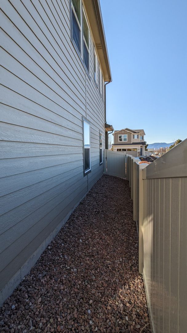 Building Photo - IMMACULATE 4 BED/2.5 BATH CUSTOM BUILT HOME IN SKYLINE RIDGE!