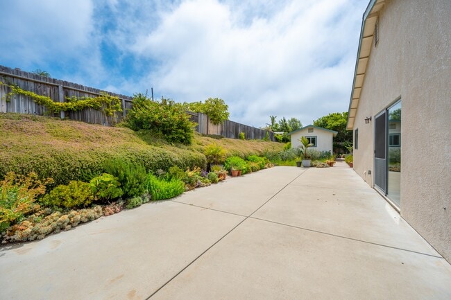 Building Photo - 885 Peregrine Ln