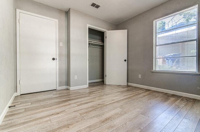 Building Photo - 8523 Brookfield Dr